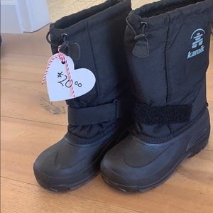 Never worn kids kamik snow boots